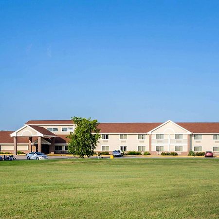 Rodeway Inn Hesston Экстерьер фото