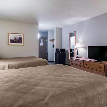 Rodeway Inn Hesston Экстерьер фото