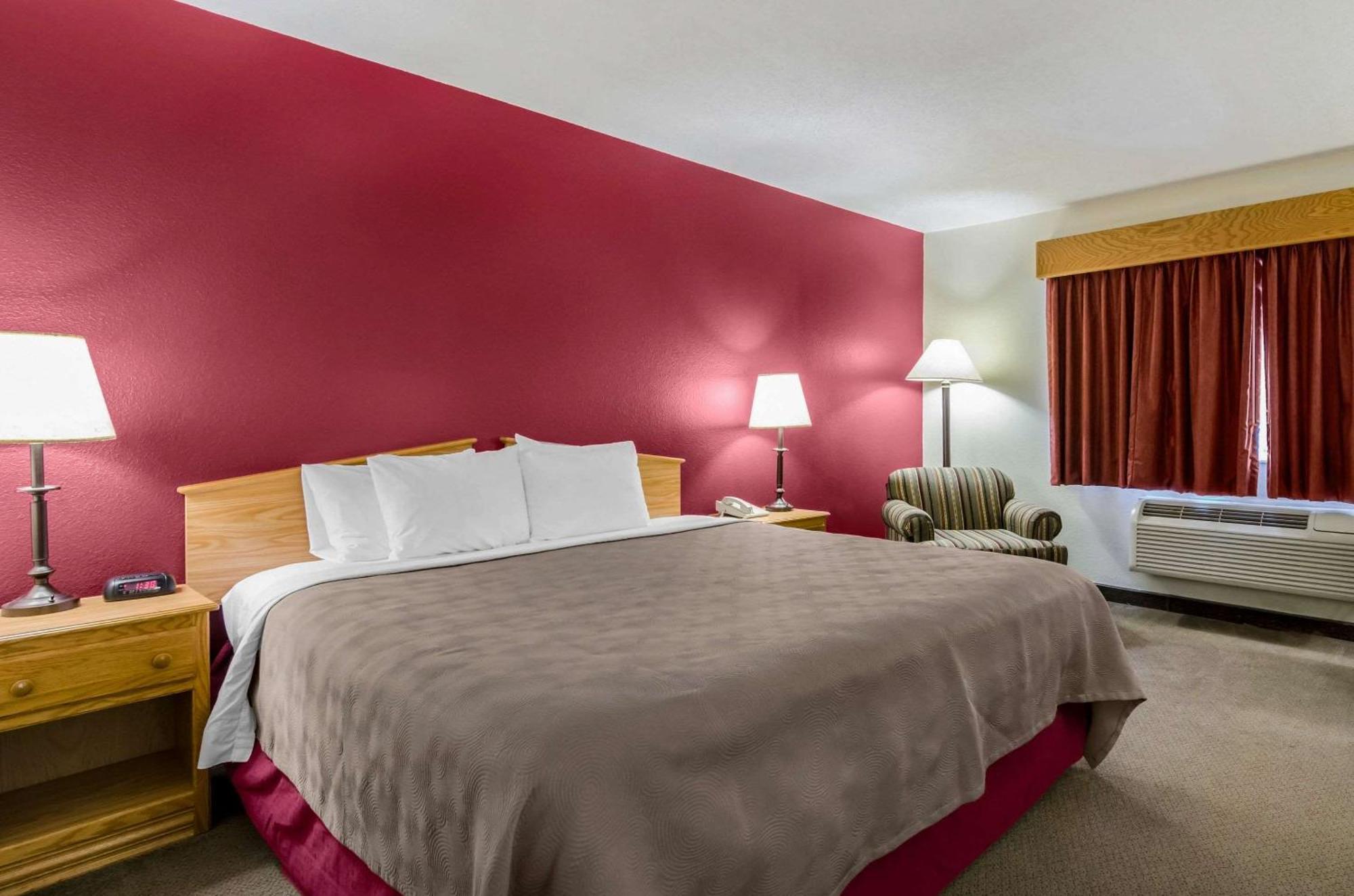Rodeway Inn Hesston Экстерьер фото