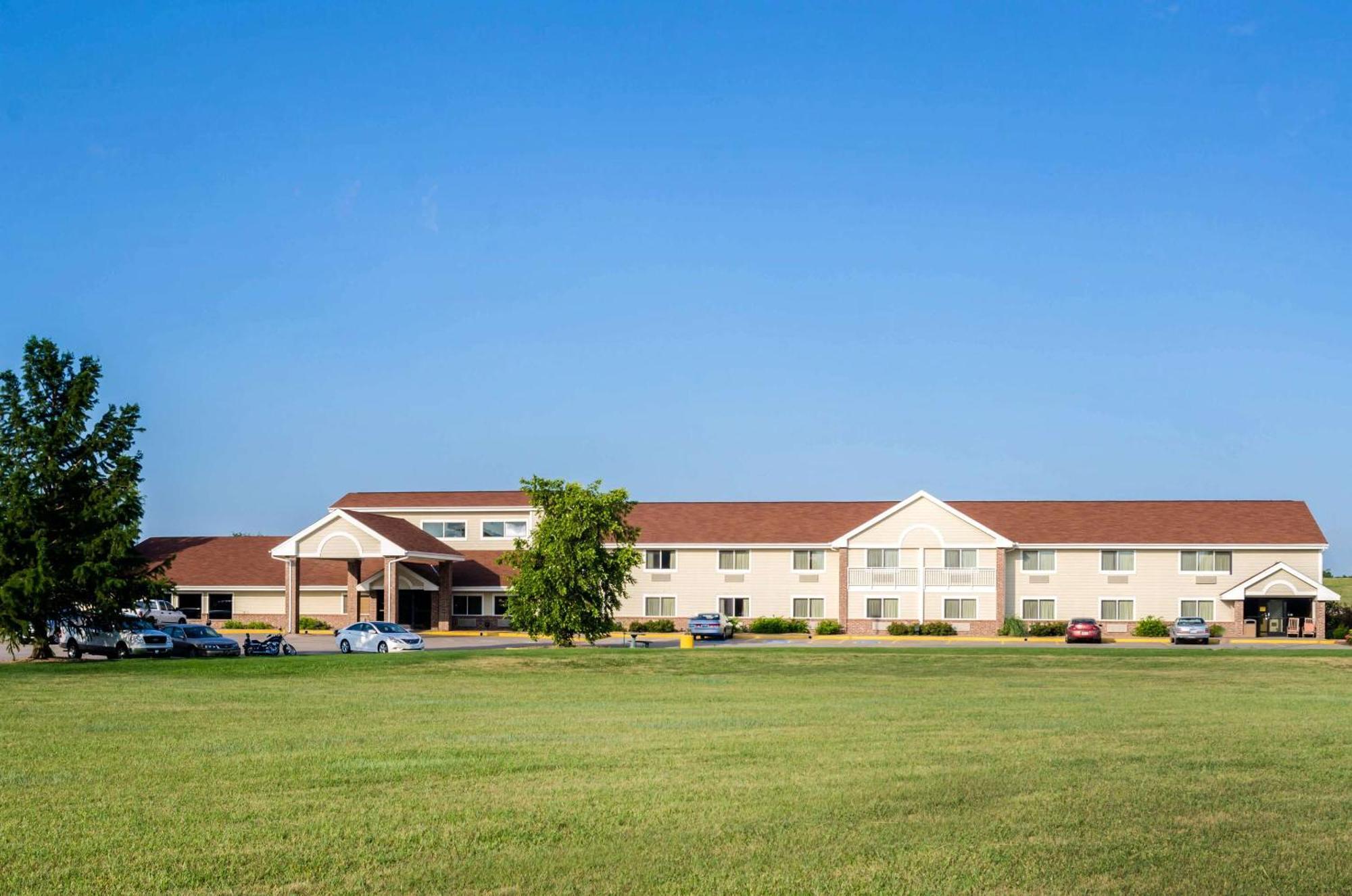 Rodeway Inn Hesston Экстерьер фото