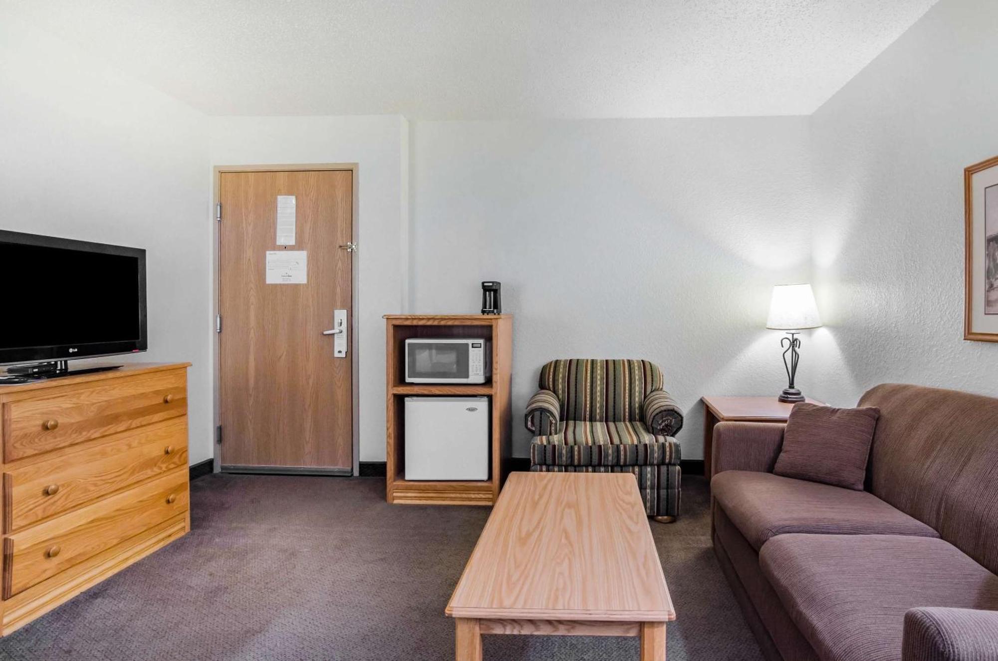 Rodeway Inn Hesston Экстерьер фото