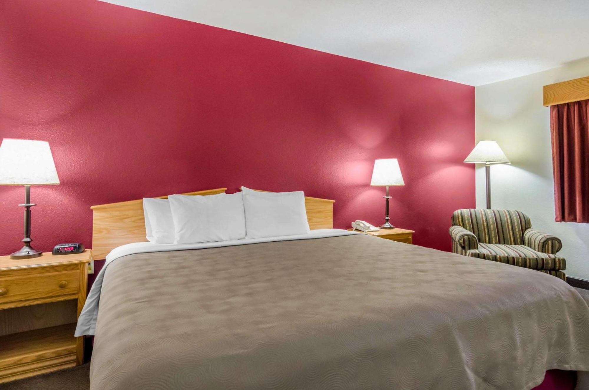 Rodeway Inn Hesston Экстерьер фото