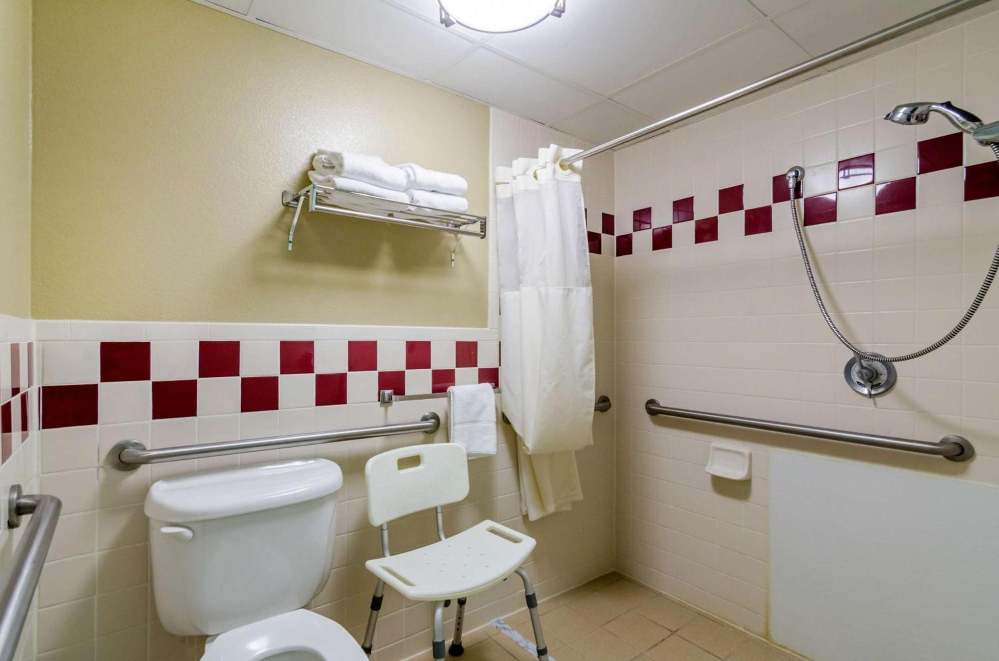 Rodeway Inn Hesston Экстерьер фото