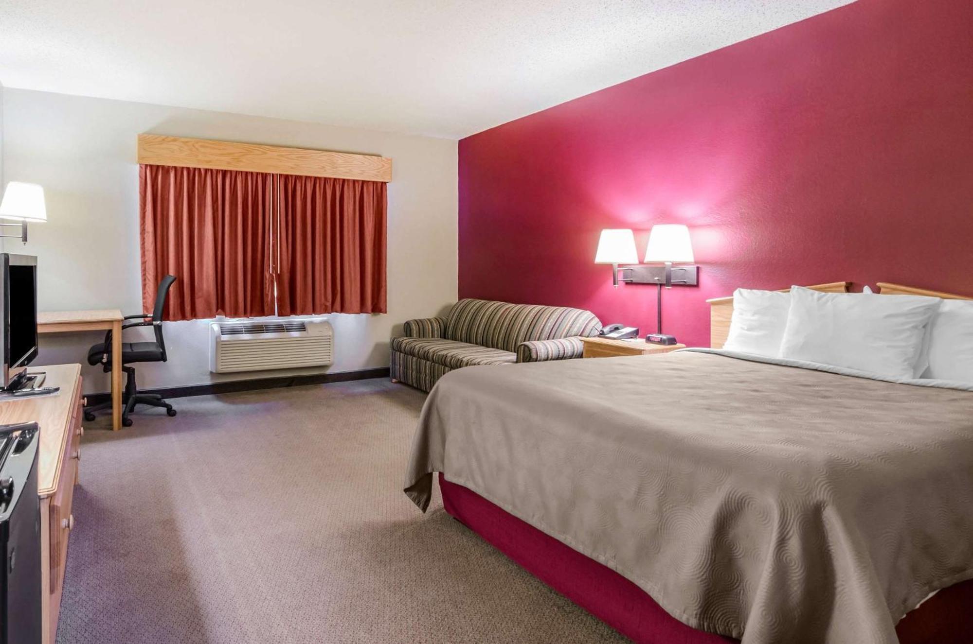 Rodeway Inn Hesston Экстерьер фото