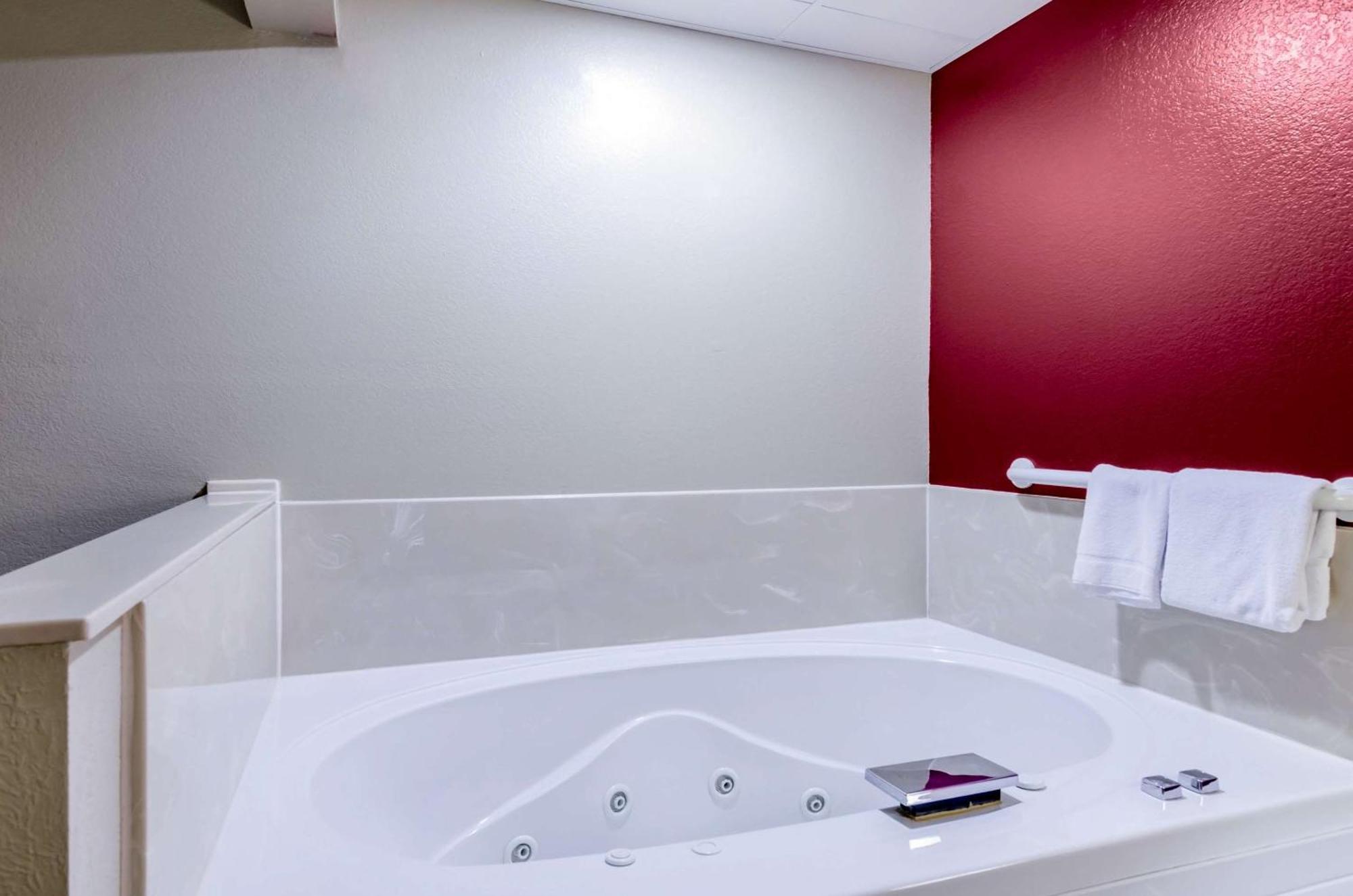 Rodeway Inn Hesston Экстерьер фото