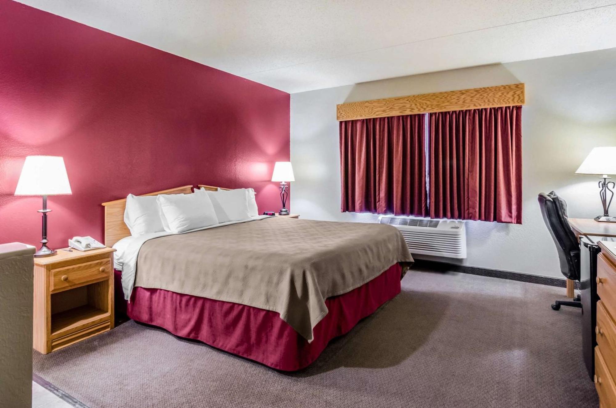 Rodeway Inn Hesston Экстерьер фото