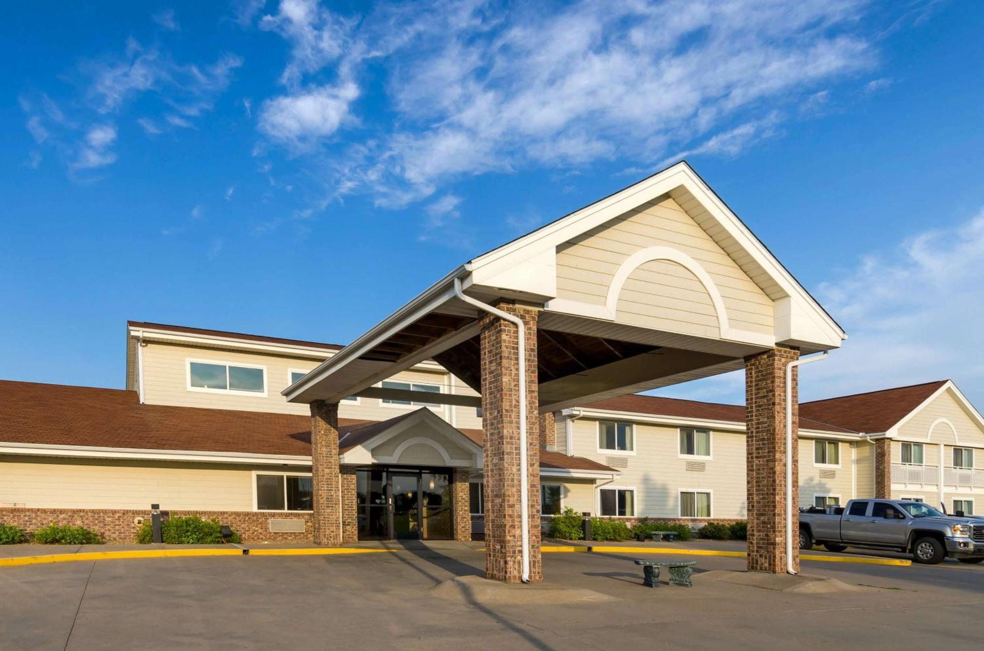 Rodeway Inn Hesston Экстерьер фото