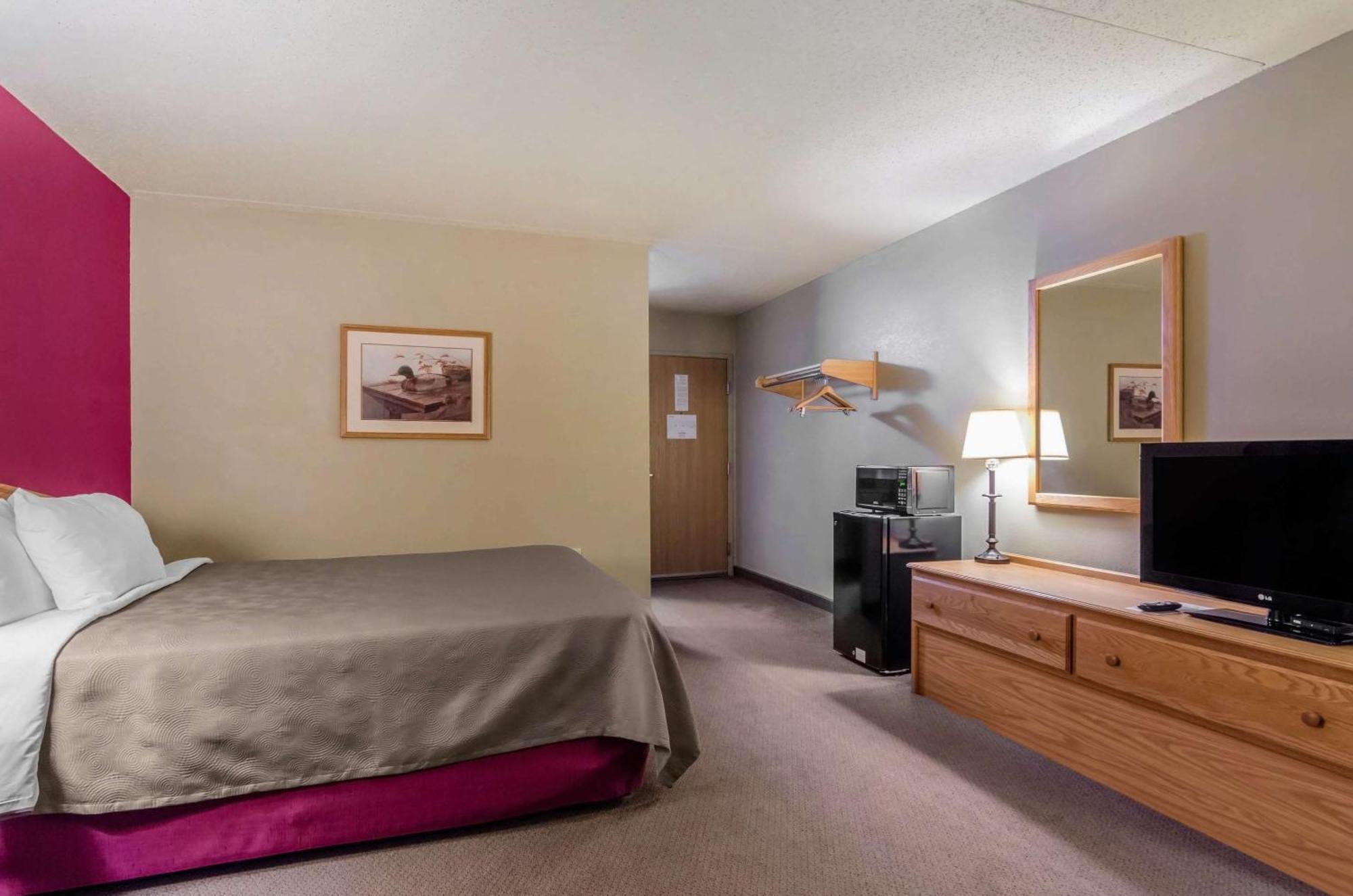 Rodeway Inn Hesston Экстерьер фото