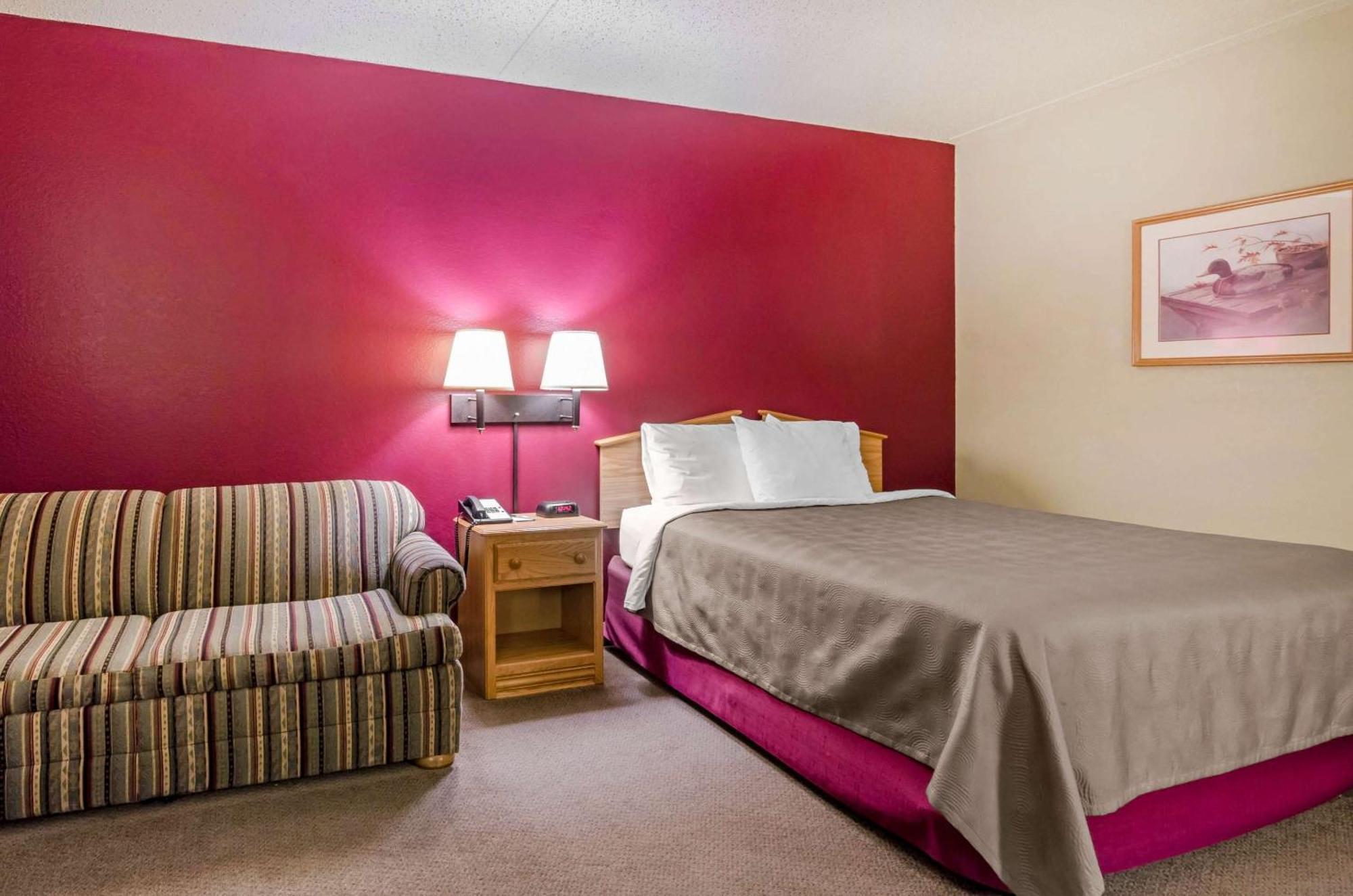 Rodeway Inn Hesston Экстерьер фото