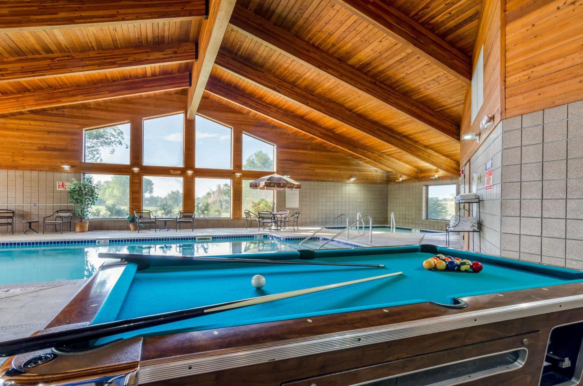 Rodeway Inn Hesston Экстерьер фото