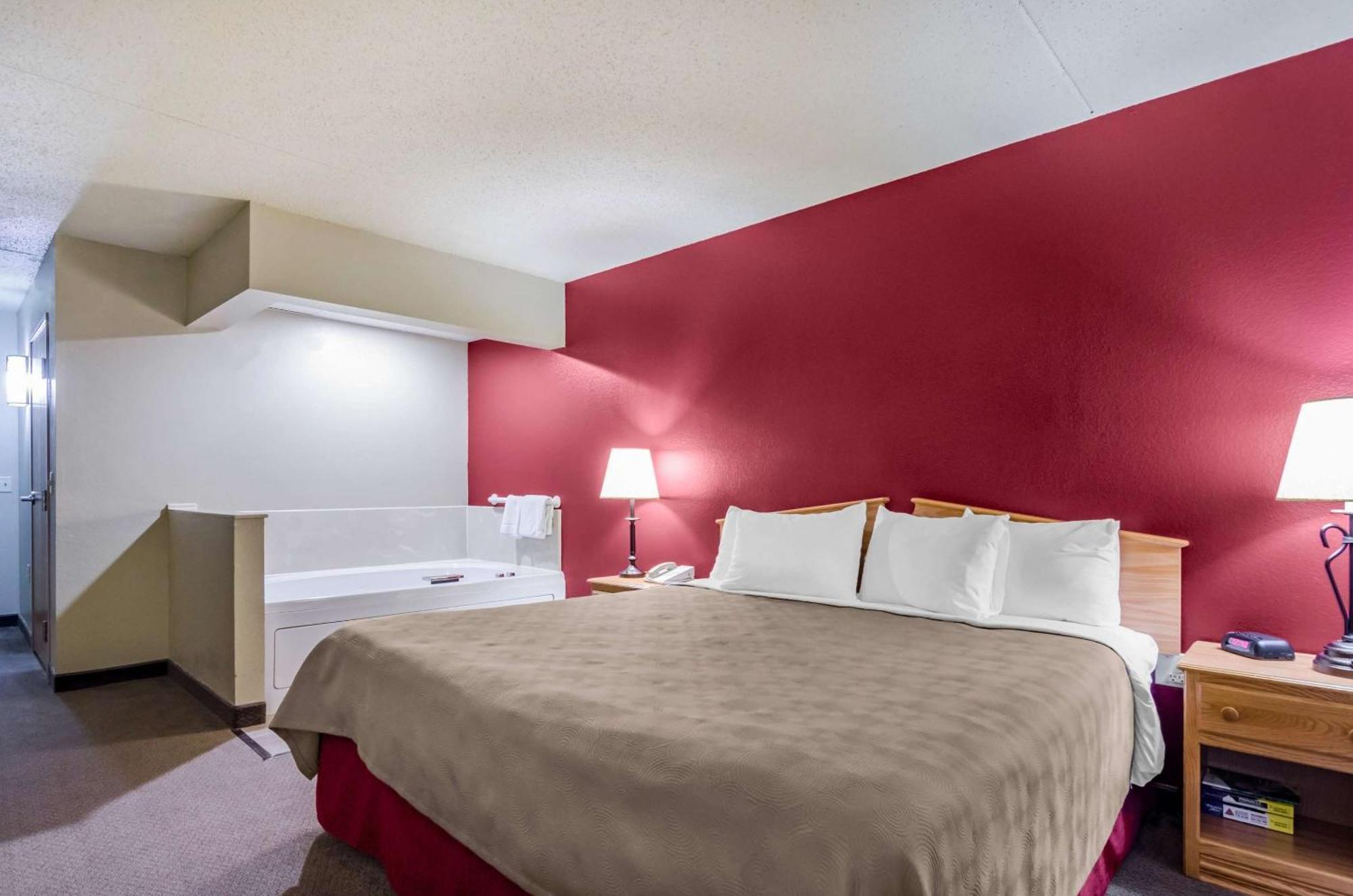 Rodeway Inn Hesston Экстерьер фото