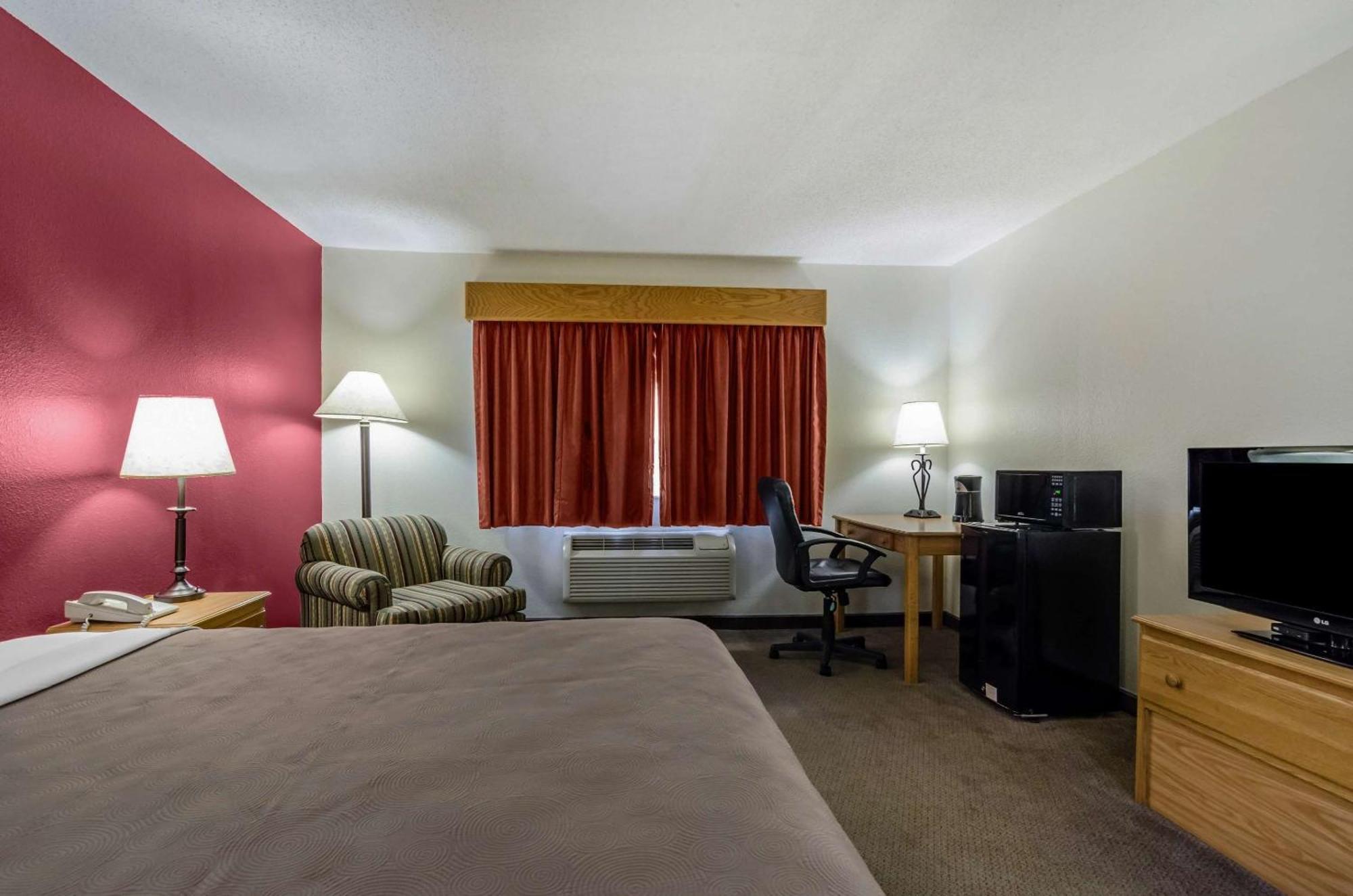 Rodeway Inn Hesston Экстерьер фото