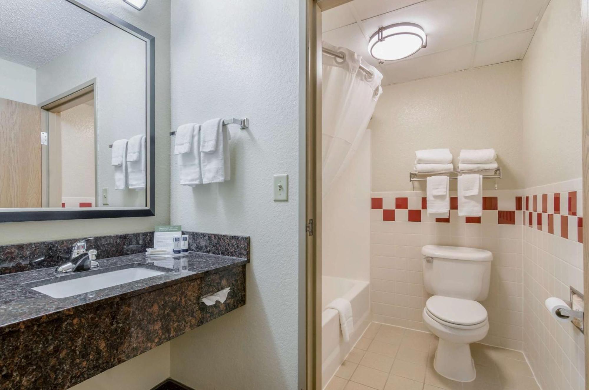 Rodeway Inn Hesston Экстерьер фото