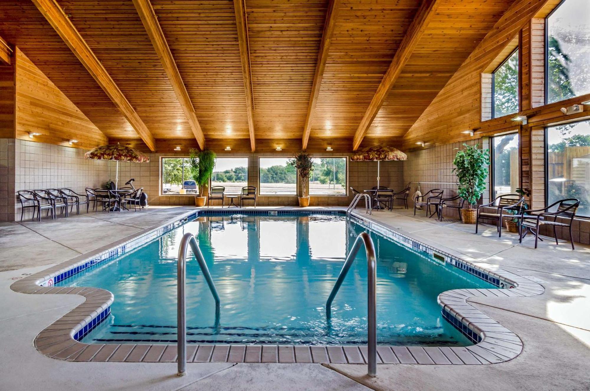 Rodeway Inn Hesston Экстерьер фото