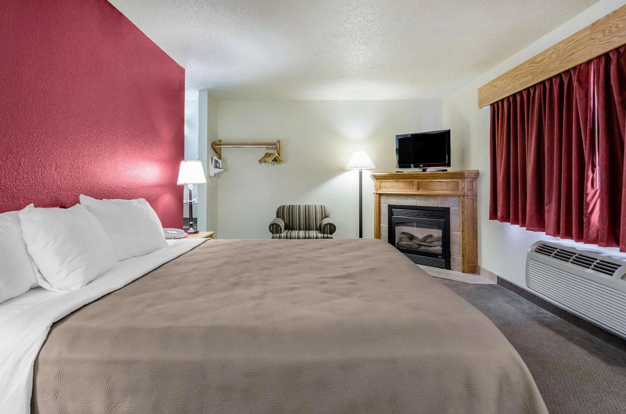 Rodeway Inn Hesston Экстерьер фото