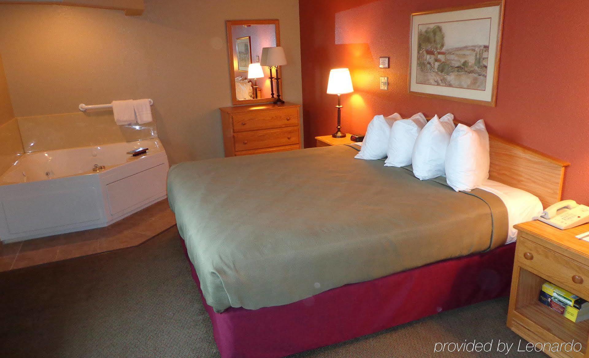 Rodeway Inn Hesston Экстерьер фото