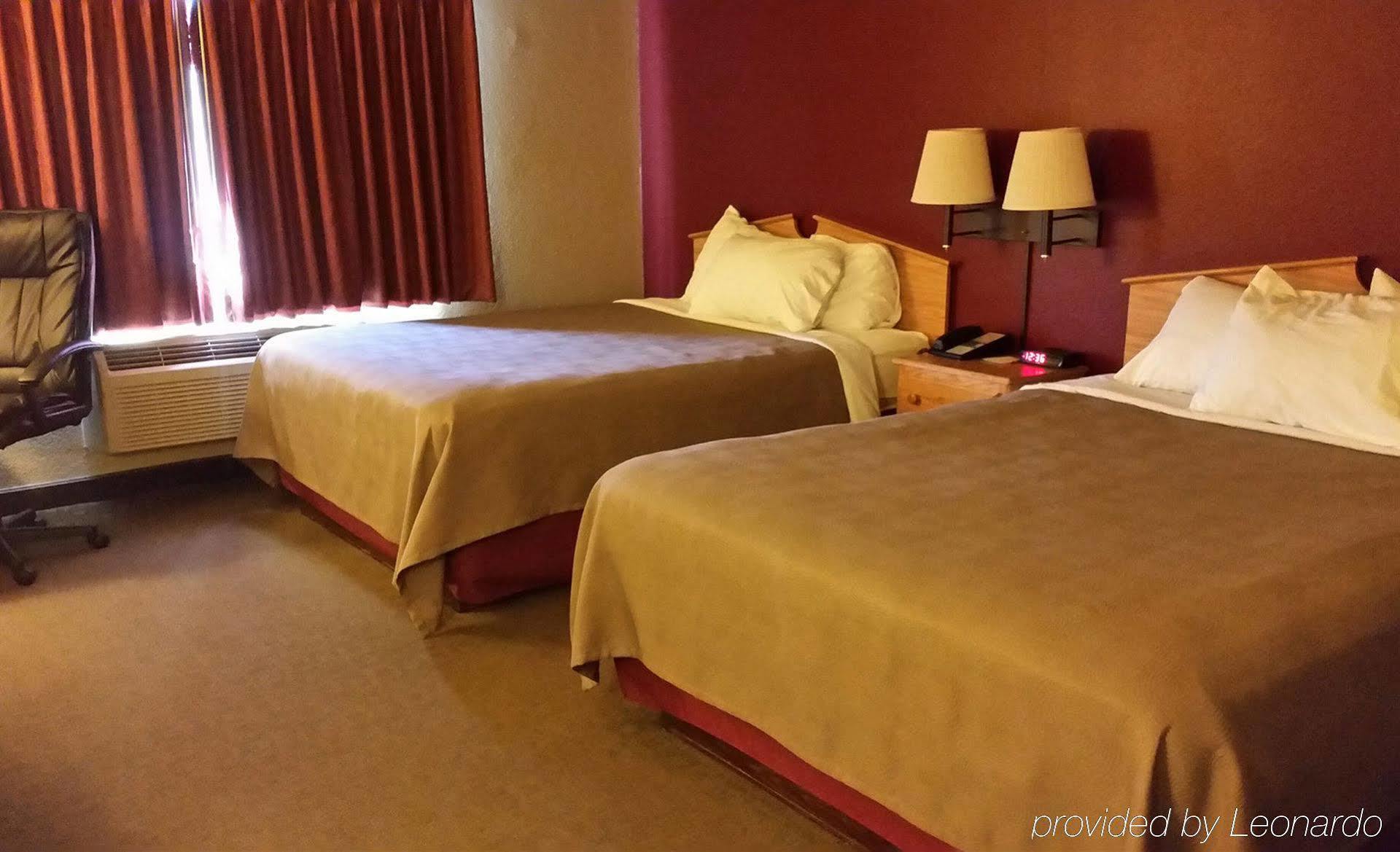 Rodeway Inn Hesston Экстерьер фото