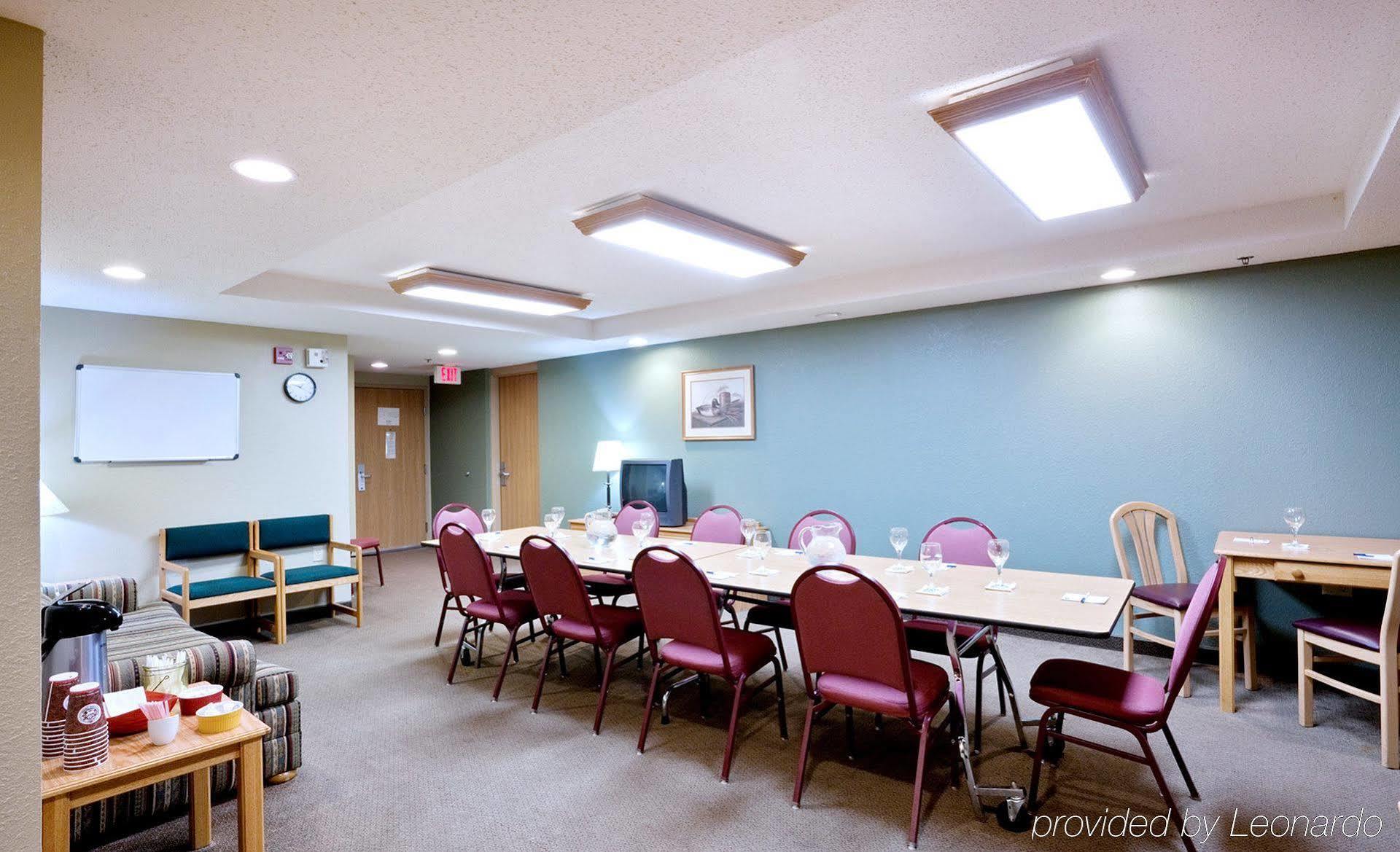 Rodeway Inn Hesston Экстерьер фото