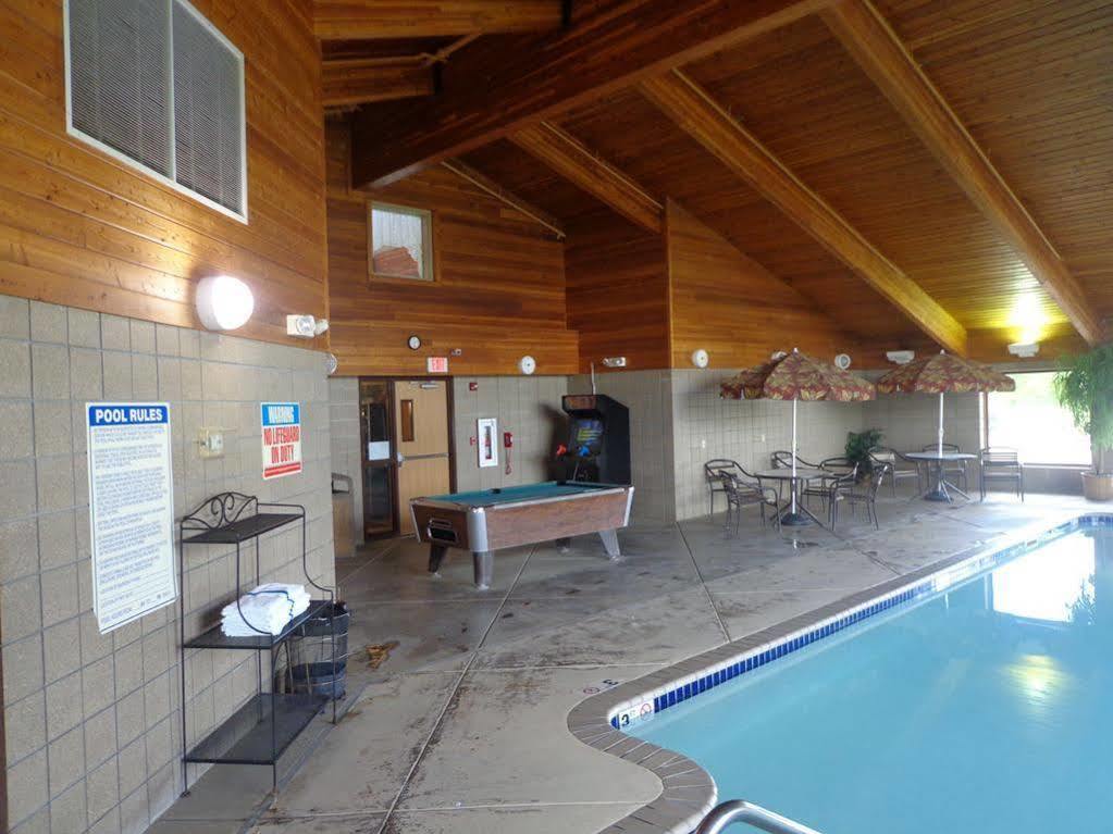 Rodeway Inn Hesston Экстерьер фото