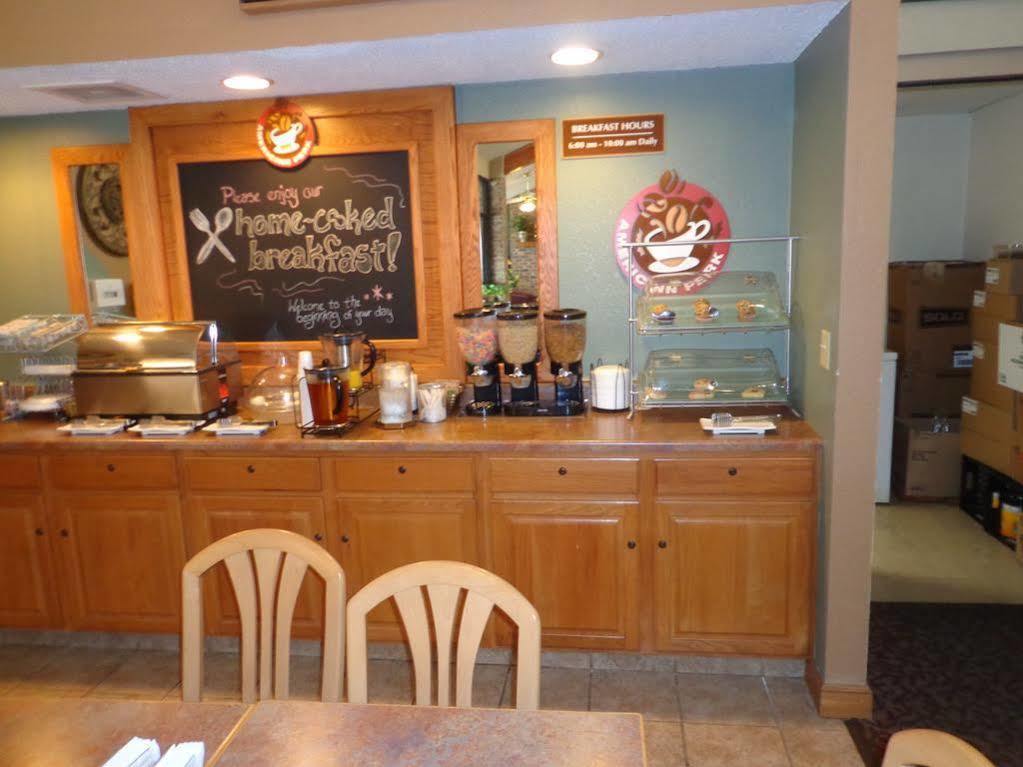 Rodeway Inn Hesston Экстерьер фото