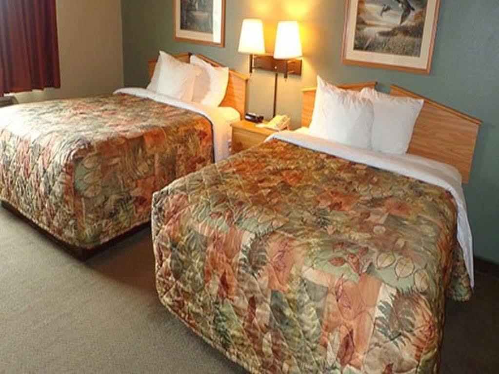 Rodeway Inn Hesston Экстерьер фото