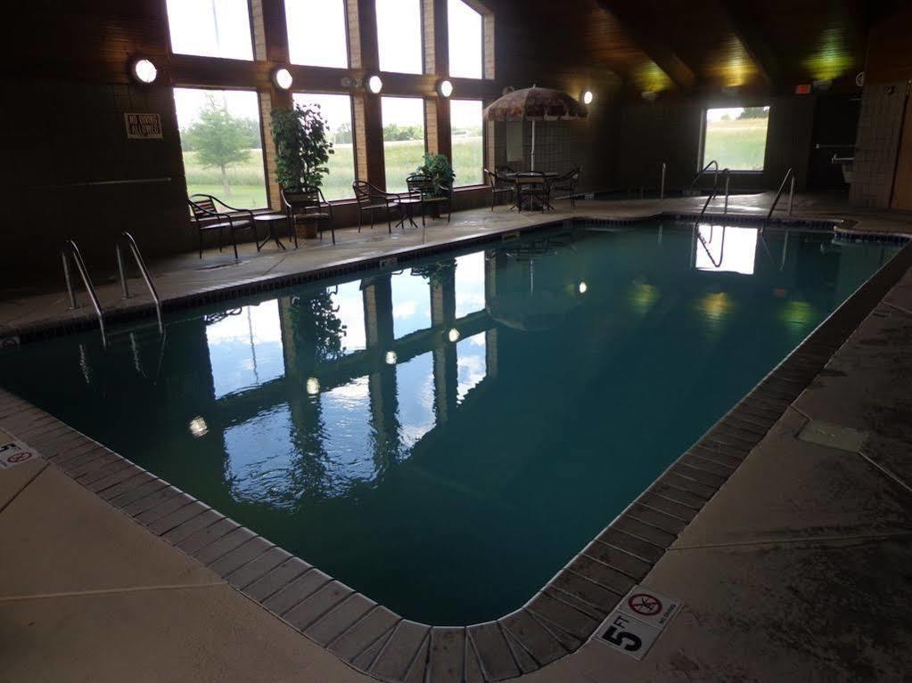 Rodeway Inn Hesston Экстерьер фото