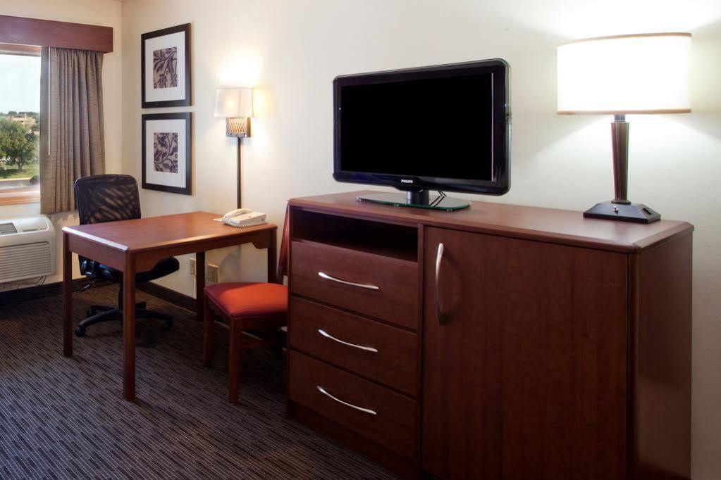 Rodeway Inn Hesston Экстерьер фото