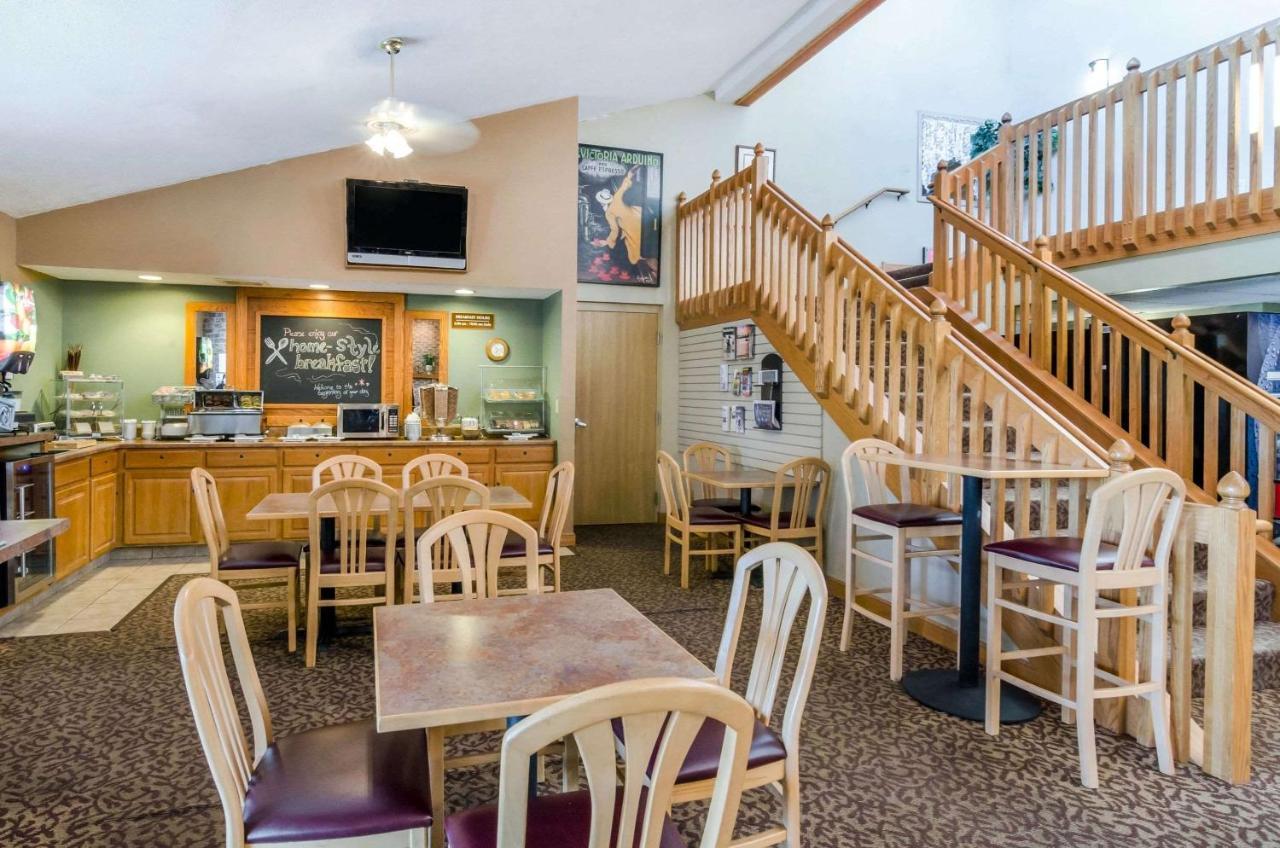 Rodeway Inn Hesston Экстерьер фото